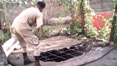 Un bombero intenta sacar el cadáver de la joven de 18 años que fue asesinada este jueves.