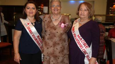 María del Carmen de Handal, madre saliente, Rebeca de Mejía y la madre entrante Mérida Castro.