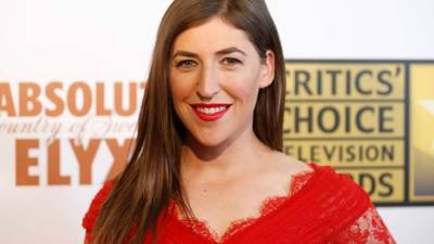 Mayim Bialik es conocida por interpretar a la novia de Sheldon Cooper en la serie 'The Big Bang Theory'.