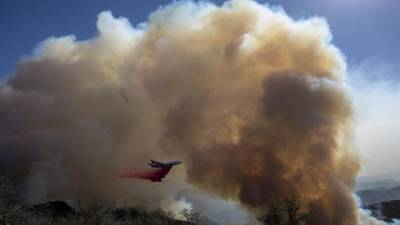 Un jet de extinción de incendios arroja retardante de fuego cuando el incendio de Alisal arde cerca de Goleta, California.