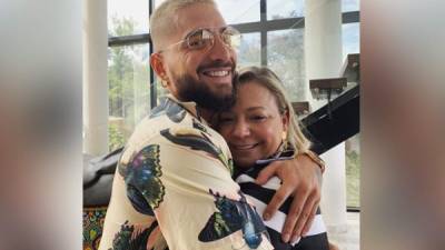 El cantante colombiano Maluma posa junto a su madre.