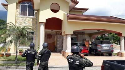 En esta vivienda las autoridades encontraron más de medio millón de lempiras.
