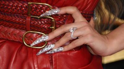 Rosalía: La española combinó su look rojo de los Grammy con unas uñas de diamantes plateados, que le dieron un glamour adicional deslumbrante.