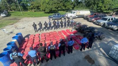 Las autoridades contabilizarán la presunta droga encontrada durante el operativo.