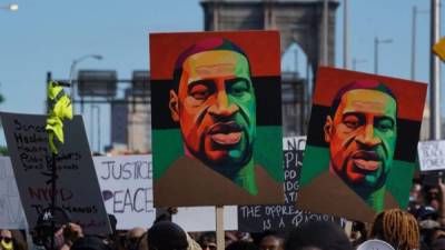 En esta foto de archivo, los manifestantes marchan a través del puente de Brooklyn por la muerte de George Floyd. Foto AFP