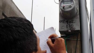 Un usuario capitalino revisa el contador afuera de su casa. En el sector residencial hay más de 1.6 millones de abonados a la Empresa Nacional de Energía Eléctrica.