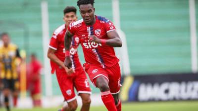 Rubilio Castillo volvió a celebrar con el Royal Pari y rozan los puestos para la primera ronda de clasificación a la Copa Libertadores. Foto cortesía Royal Pari.