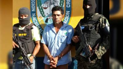 Rodríquez custodiado por agentes de la Dirección Nacional de Investigación Criminal (DNIC).