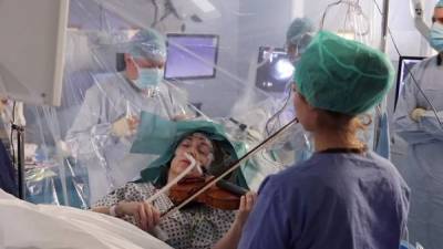 Para salvar sus manos, la violonista tocó durante su operación de cerebro.