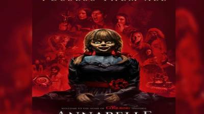 Lorraine y Ed Warren colocan a la muñeca en su museo, lo cual pondrá en serios aprietos a Judy Warren, hija del matrimonio de los demonólogos.