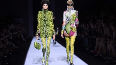 Tom Ford conquistó con sus atuendos y accesorios en estampado pitón en tonos regflectantes.
