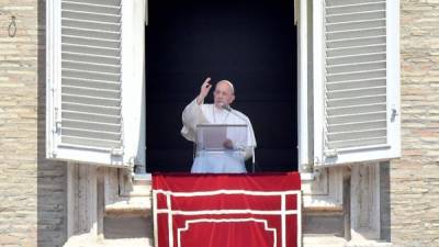 Francisco entrega su bendición desde la ventana que da a la Plaza de San Pedro en el Vaticano durante la oración del Ángelus del domingo. Foto AFP