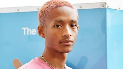 Jaden Smith decidió hacerse un corte de cabello en medio de uno de sus shows en Canadá.