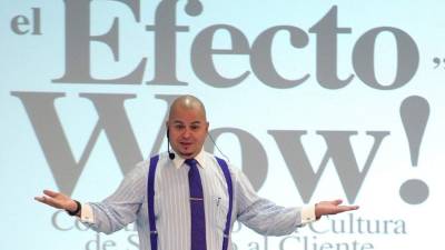 Conferencista mynor Izquierdo motiva a una cultura de servicio.