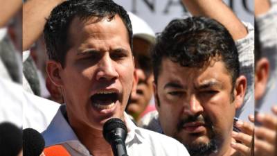 Roberto Marrero (derecha) es el jefe de despacho del líder opositor venezolano Juan Guaidó (izquierda).