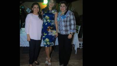 Maritza y Melissa Cálix con Lizbeth Reichard.