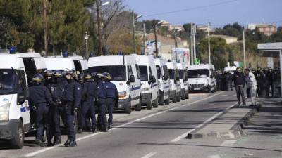Agentes de las fuerzas de seguridad de la Policía Nacional francesa permanecen en estado de alerta en el popular barrio de La Castellane en el norte de Marsella (Francia), hoy. EFE