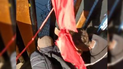 En uno de los hechos, migrantes rompen la varda entre San Diego, California y Tijuana y cruzaron. Ya en EEUU fueron detenidos.