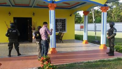 Un autolote, gasolineras, casas y vehículos son parte de los bienes de la familia buscada.