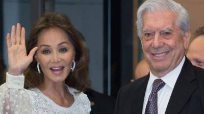 El escritor Mario Vargas Llosa y su pareja Isabel Preysler.
