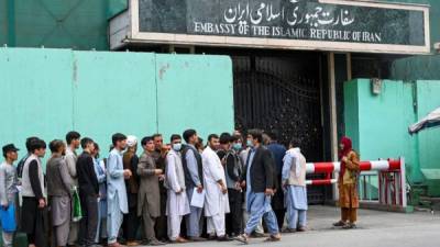 Los afganos hacen fila frente a la embajada iraní para obtener una visa en Kabul. Foto AFP