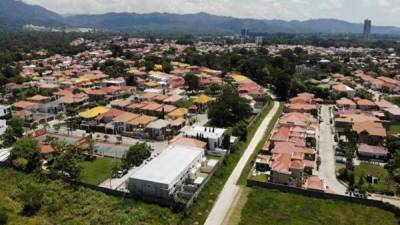 Desarrollo. El sector inmobiliario ha crecido un 30% en lo que va de este año en San Pedro Sula. La compra y renta ha crecido en el sector noroeste. Foto/drone: Melvin Cubas.