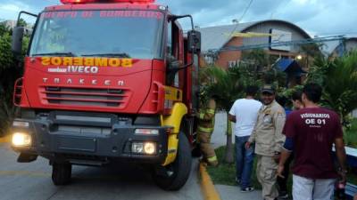 Una unidad contra incendios y una ambulancia se trasladaron a la fábrica para atender la emergencia.