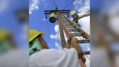 Cuadrillas en instalación de lámparas.