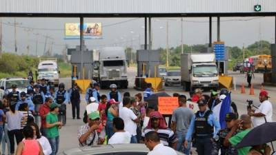 Un grupo de pobladores protesta frente a las casetas de peaje en San Manuel, Cortés, a escasos kilómetros de la ciudad de El Progreso, Yoro.
