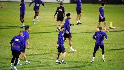 El delantero argentino del FC Barcelona, Lionel Messi (c), participa este miércoles en un entrenamiento del equipo en Yeda (Arabia Saudí), en la víspera de la segunda semifinal de la Supercopa de España contra el Atlético de Madrid, que se disputará en el estadio Rey Abdullah.