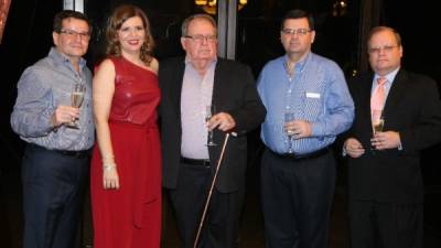 Rubén, Hilda, Alberto, Allan y Alex Wolozny brindaron con gran orgullo por las ocho décadas de vida de su amado padre.