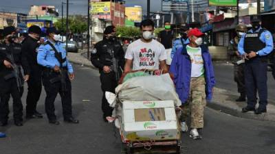 Los oficiales y soldados bloquean calles y usan mascarilla como medida preventiva contra la propagación del coronavirus. Foto AFP