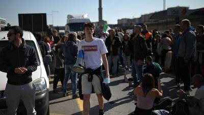 Los trabajadores bloquean las operaciones portuarias en el paseo marítimo de Giuseppe-Canepa frente a la puerta de Etiopia, cuando entran en vigencia las nuevas restricciones de coronavirus para los trabajadores.