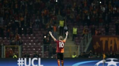 El centrocampista salió del camerino y desde el centro de la cancha animo al público.