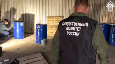 Foto de archivo donde hace unas semanas, las autoridades rusas allanan una nave clandestina donde se encontraron bidones de alcohol contaminado en la ciudad de Orsk.