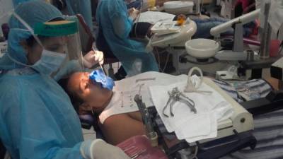Niños y adultos están recibiendo atención en extracciones, limpieza y endodoncias.
