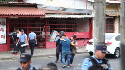 Momento en que parientes de la víctima llegaban al negocio de bebidas alcohólicas.