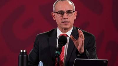 Fotografía cedida este martes, por la Presidencia de México, del subsecretario de Prevención y Promoción de la Salud, Hugo López-Gatell, durante una rueda de prensa en Palacio Nacional en la capital.