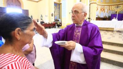 Luego de la misa se impuso la cruz de ceniza en la frente de los feligreses en señal de la Cuaresma y entrega a Jesús. Fotos: Moisés Valenzuela.