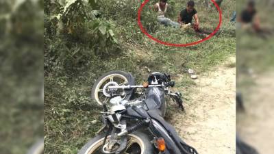 Al momento de su captura se les decomisó una pistola 9 mm, un revólver, y una motocicleta color negra sin placas. Los detenidos al fondo en la imagen.