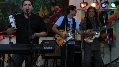 La Revolución interpretó los grandes éxitos que marcaron al cantante John Lennon.