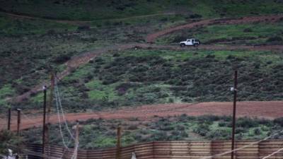 Una patrulla migratoria es vista en el costado estadounidense del muro de lámina que separa al territorio mexicano con el de EE.UU., en el estado de Baja California (México). EFE/Archivo