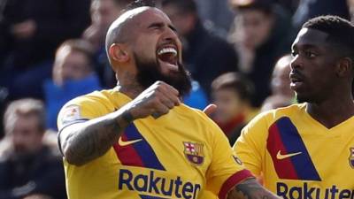 El centrocampista chileno del Barcelona Arturo Vidal (i), festeja su gol contra el Leganés durante el partido de LaLiga Santander correspondiente a la décimo cuarta jornada que se disputa en el estadio de Butarque en Leganés.-