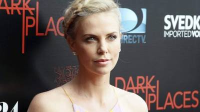 La famosa Charlize Theron analiza si participará en la saga de la cinta 'Fast and Furious'.