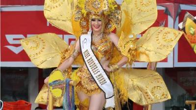 Un desfile hípico, coloridas carrozas y comparsas se lucieron para alegrar a la Perla del Ulúa