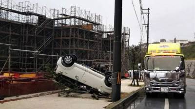 Más de 400 vuelos fueron cancelados hoy en el sur de Japón por la aproximación a tierra del tifón Trami, que la agencia meteorológica japonesa prevé que toque la isla de Kyushu el domingo y cause intensas lluvias, vientos y oleaje. EFE