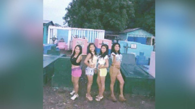 La foto de las chicas han causado malestar entre los mexicanos.