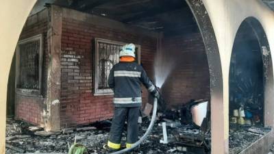 Un bombero en labores de enfriamiento.