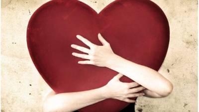 No arriesgues tu corazón, vales mucho y mereces recibir atención y cariño de la misma medida que tu lo brindas.