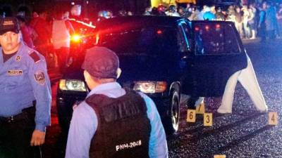 La policía mantiene cerrada la calle.